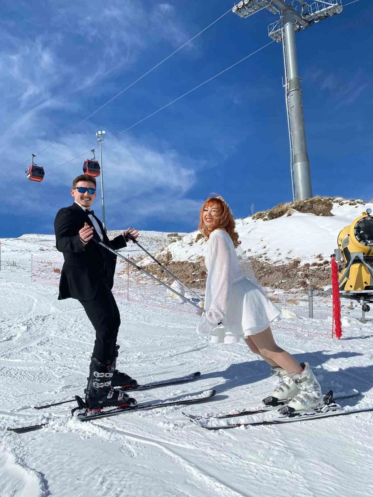 Gelin ve damat Erciyes’te kayak yaptı