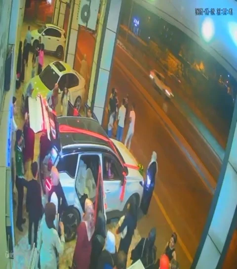 Gelini alan araba damatsız böyle harekete geçti, kazada gelin ölümden döndü
