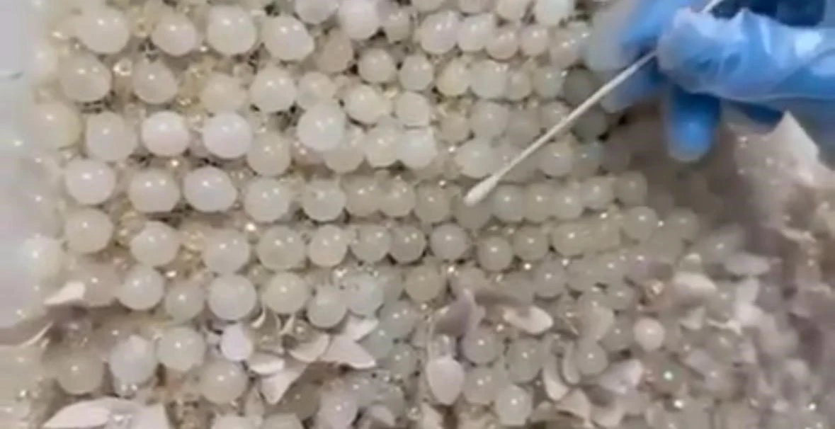 Gelinliğin üzerine boncuk şeklinde işlenmiş 25 kilo uyuşturucu ele geçirildi
