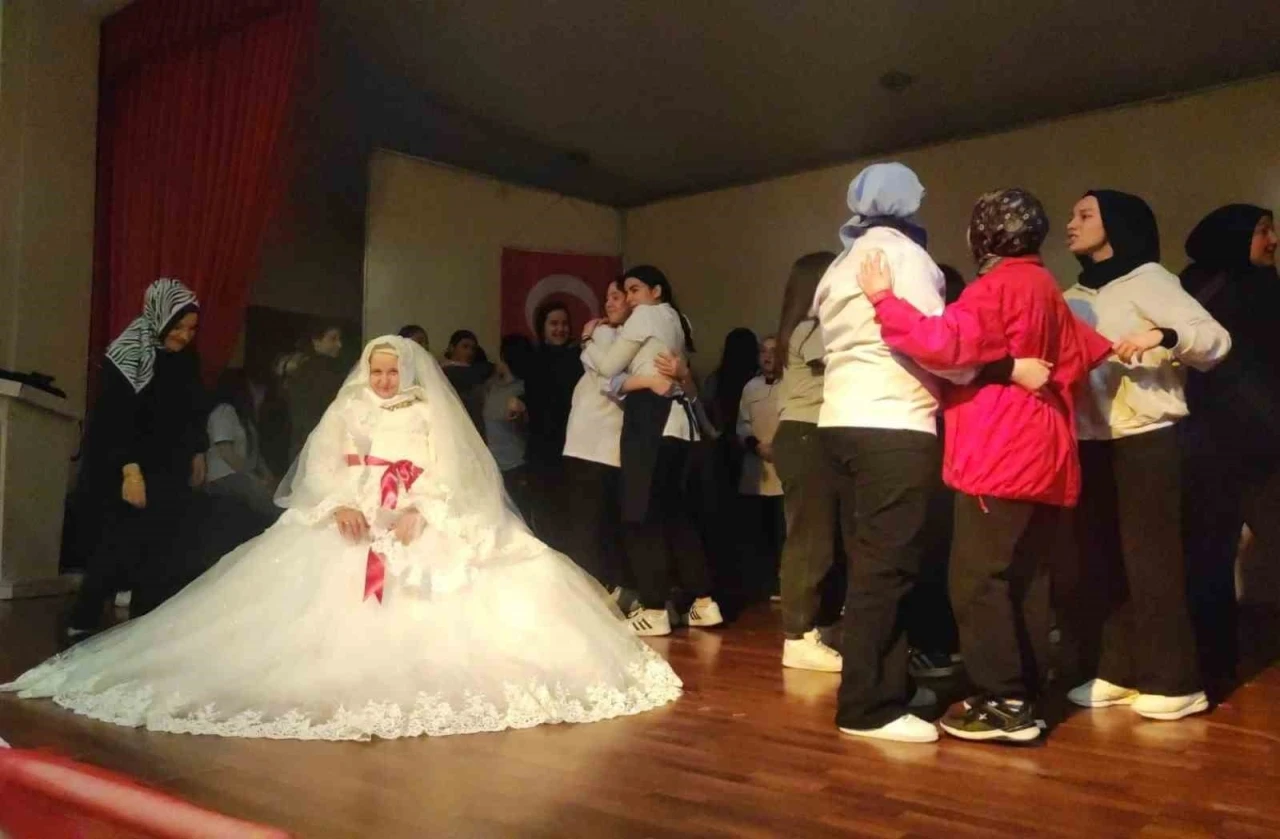 Gelinlik giyme hayali 65 yaşında gerçek oldu
