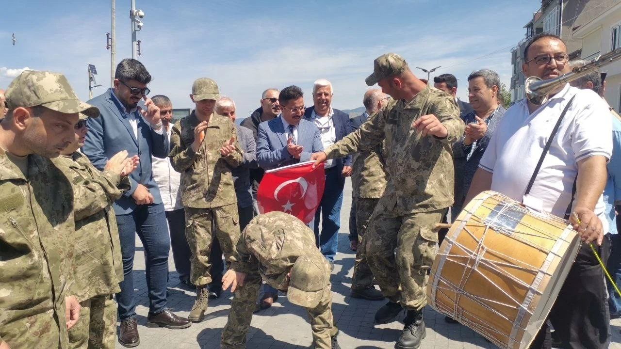 Gemlik’te başlayan askerlik Mudanya’da eğlenceyle sona erdi
