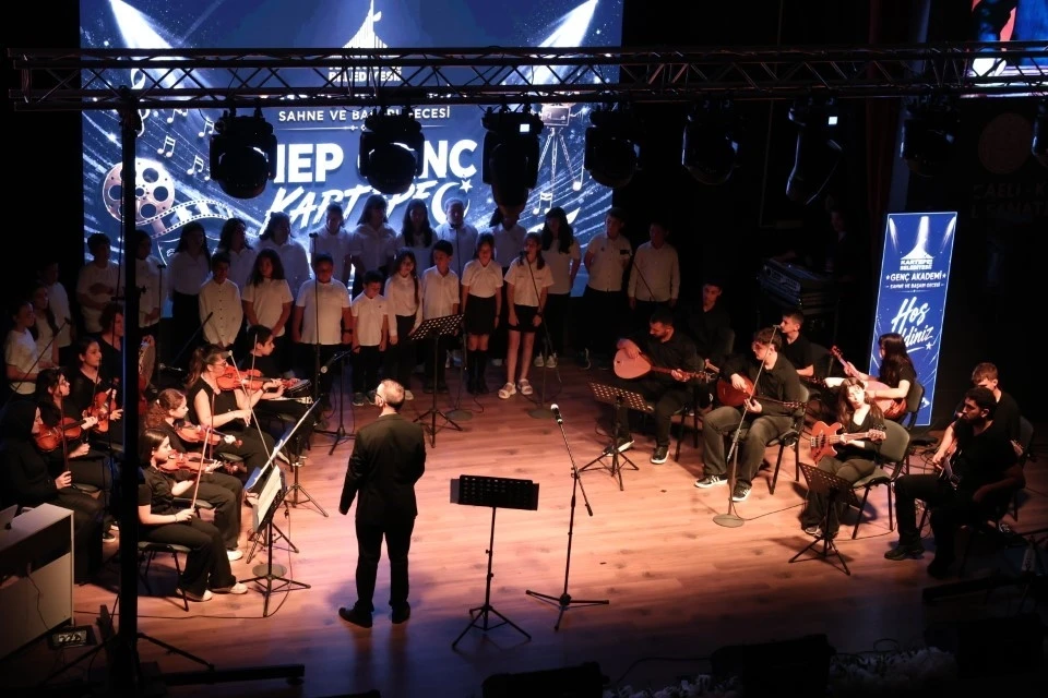 Gen&ccedil; Akademi&rsquo;de yetenekler sahneye &ccedil;ıktı
