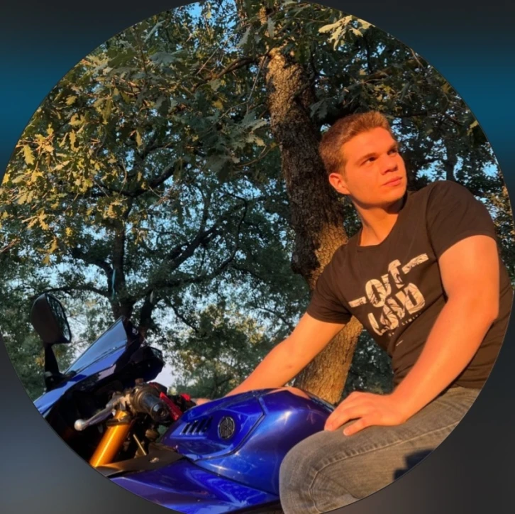 Gen&ccedil; antren&ouml;r trafik kazasında hayatını kaybetti, geride kalan g&ouml;r&uuml;nt&uuml;s&uuml; y&uuml;rek burktu
