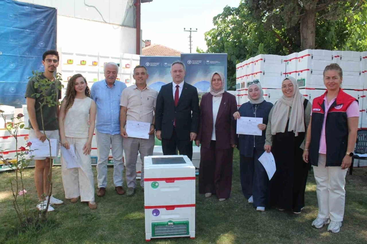 Gen&ccedil; arıcılara 380 adet arısız strafor kovan dağıtıldı
