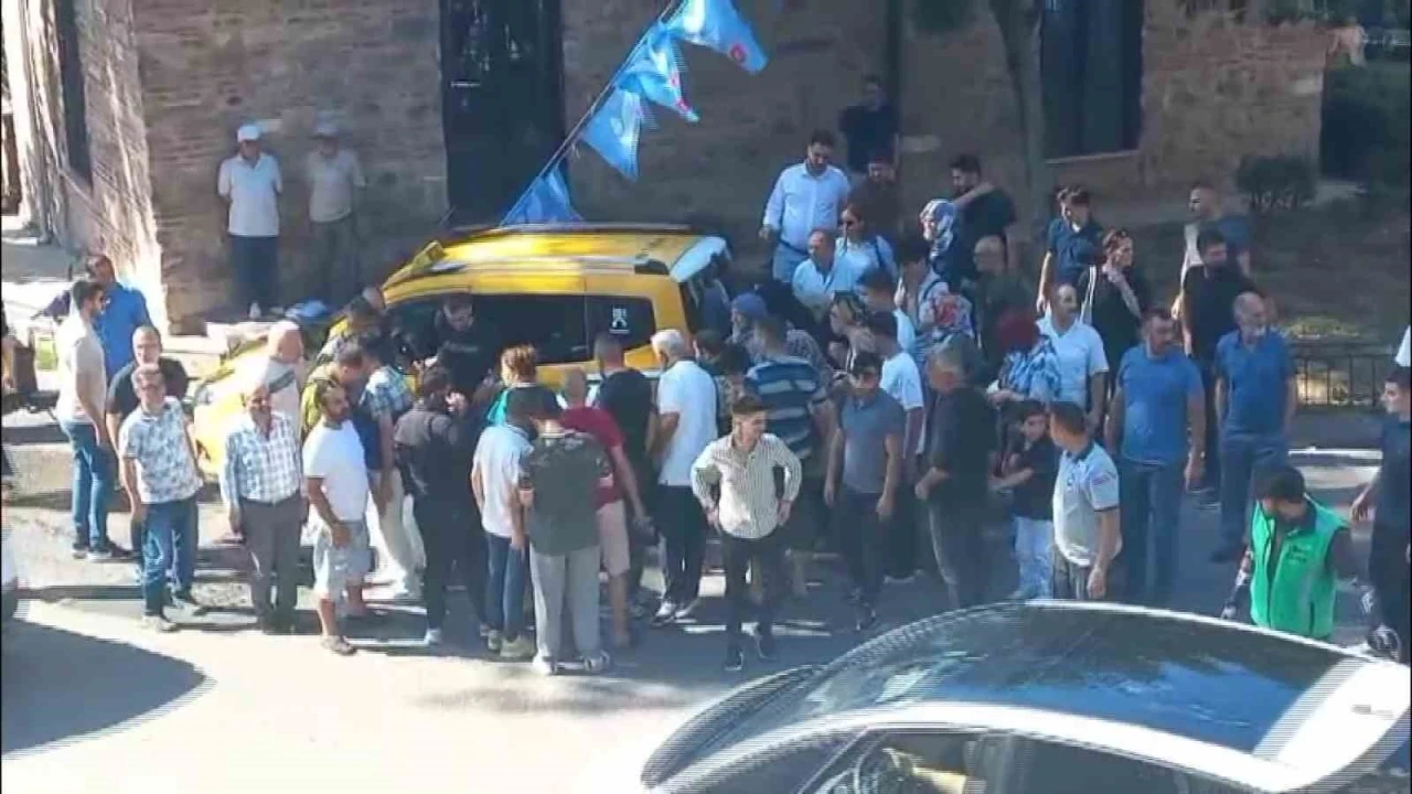 Gen&ccedil; avukat taksinin altında kaldı, &ccedil;ok sayıda kişi &ccedil;ıkarmak i&ccedil;in seferber oldu
