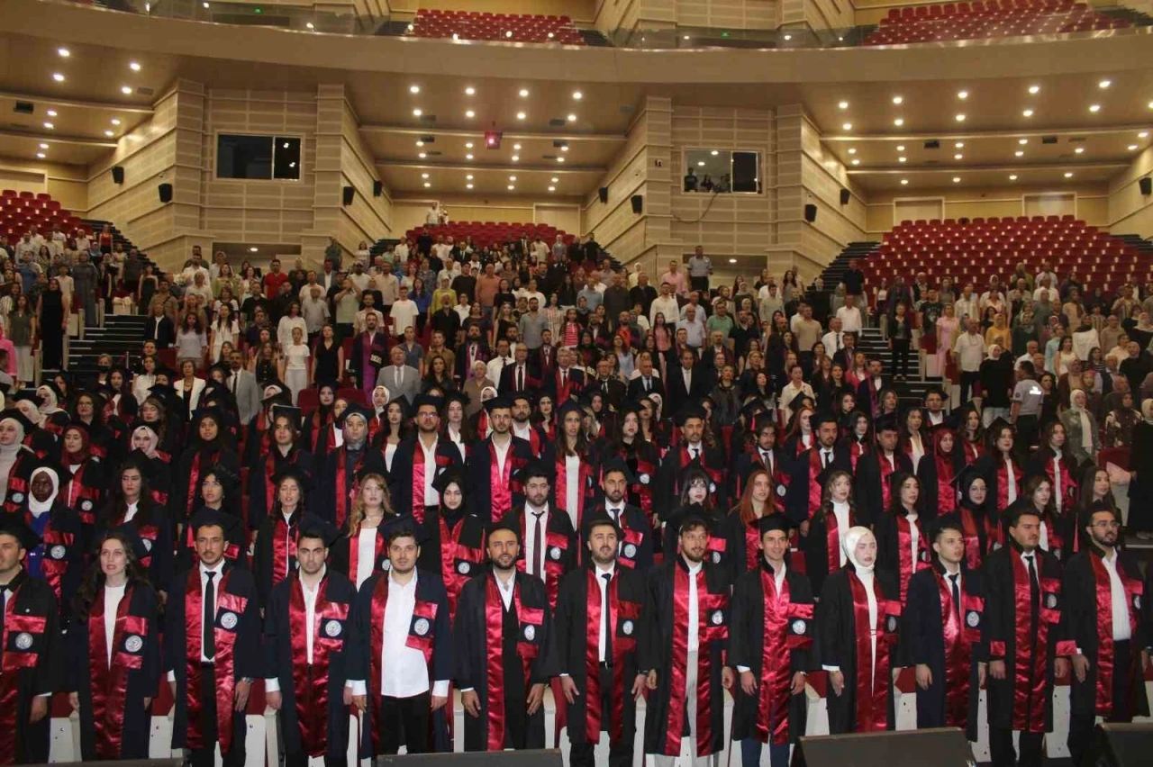 Gen&ccedil; eczacıların mezuniyet sevinci
