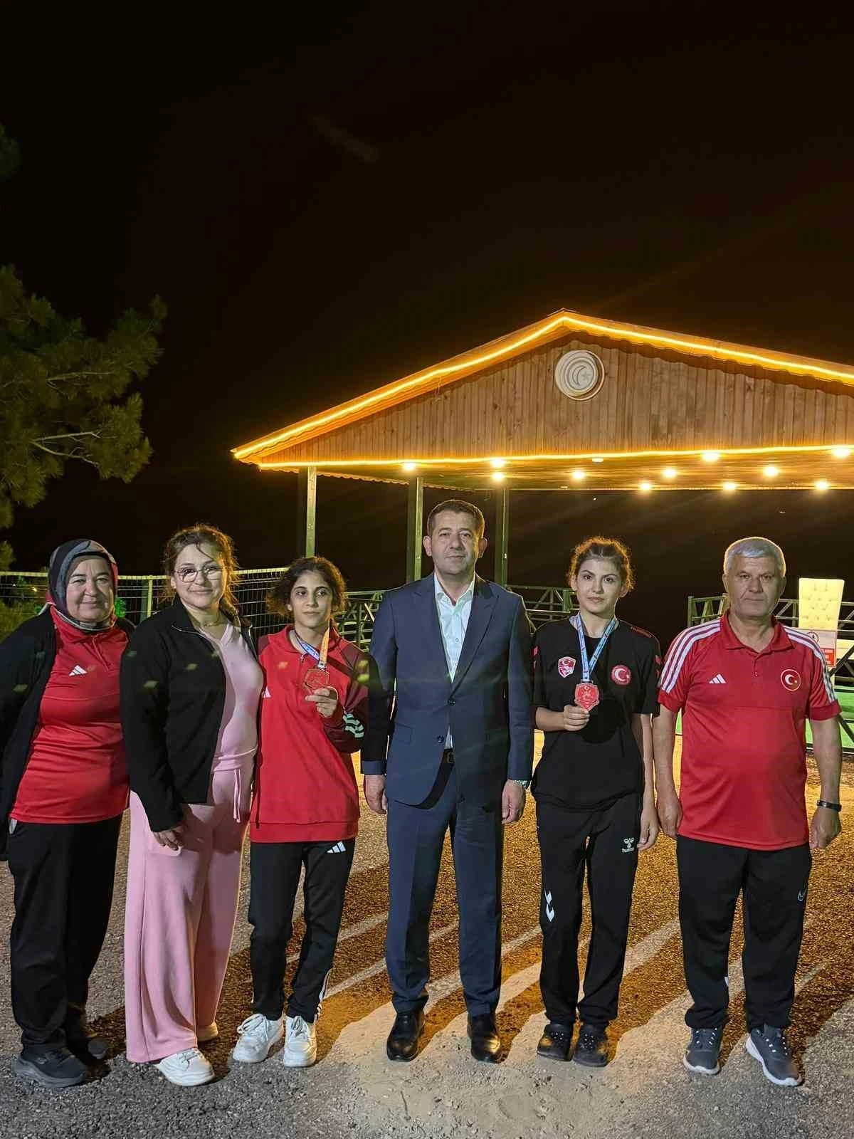 Gen&ccedil; g&uuml;reş&ccedil;iler Feke&rsquo;nin gururu oldu
