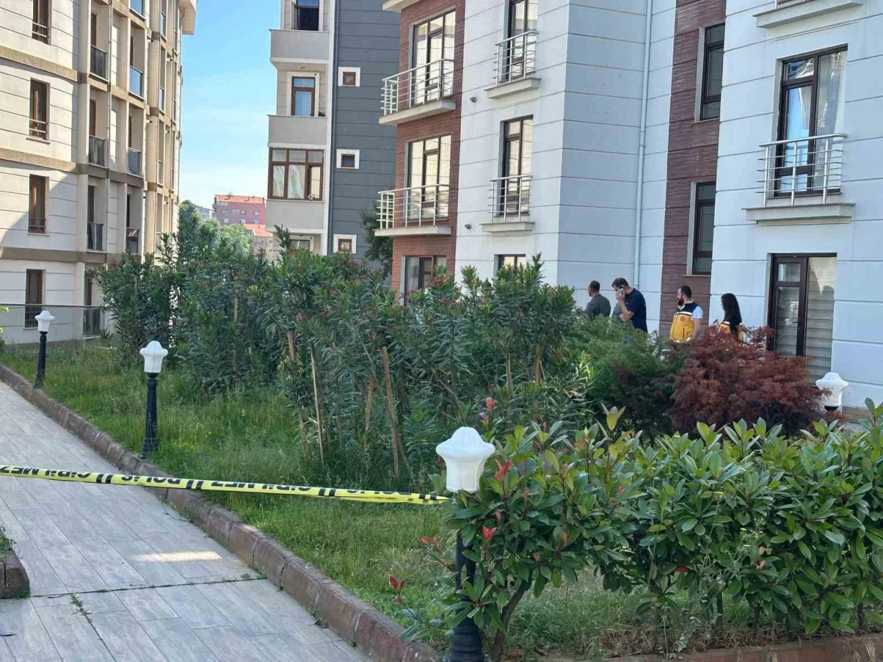 Genç kadın apartman önünde ölü bulundu
