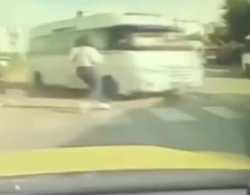 Genç kız ezilmekten son anda kurtuldu
