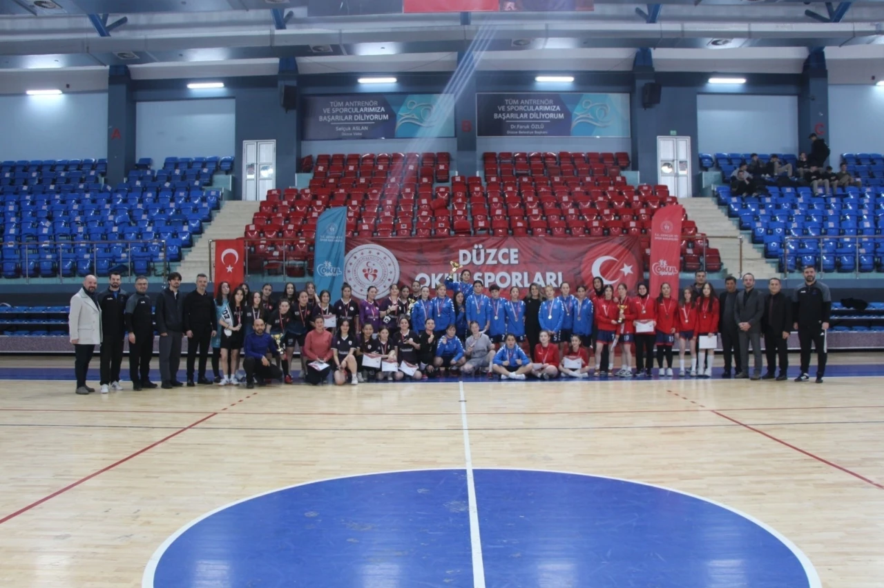 Gen&ccedil; kızlar futsalda şampiyon D&uuml;zce Spor Lisesi oldu
