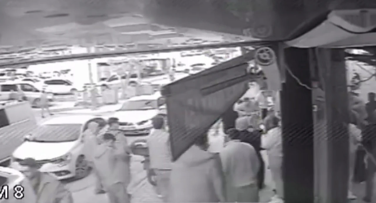 Gen&ccedil; kızlara el-kol hareketi yumruklu kavgayla sona erdi
