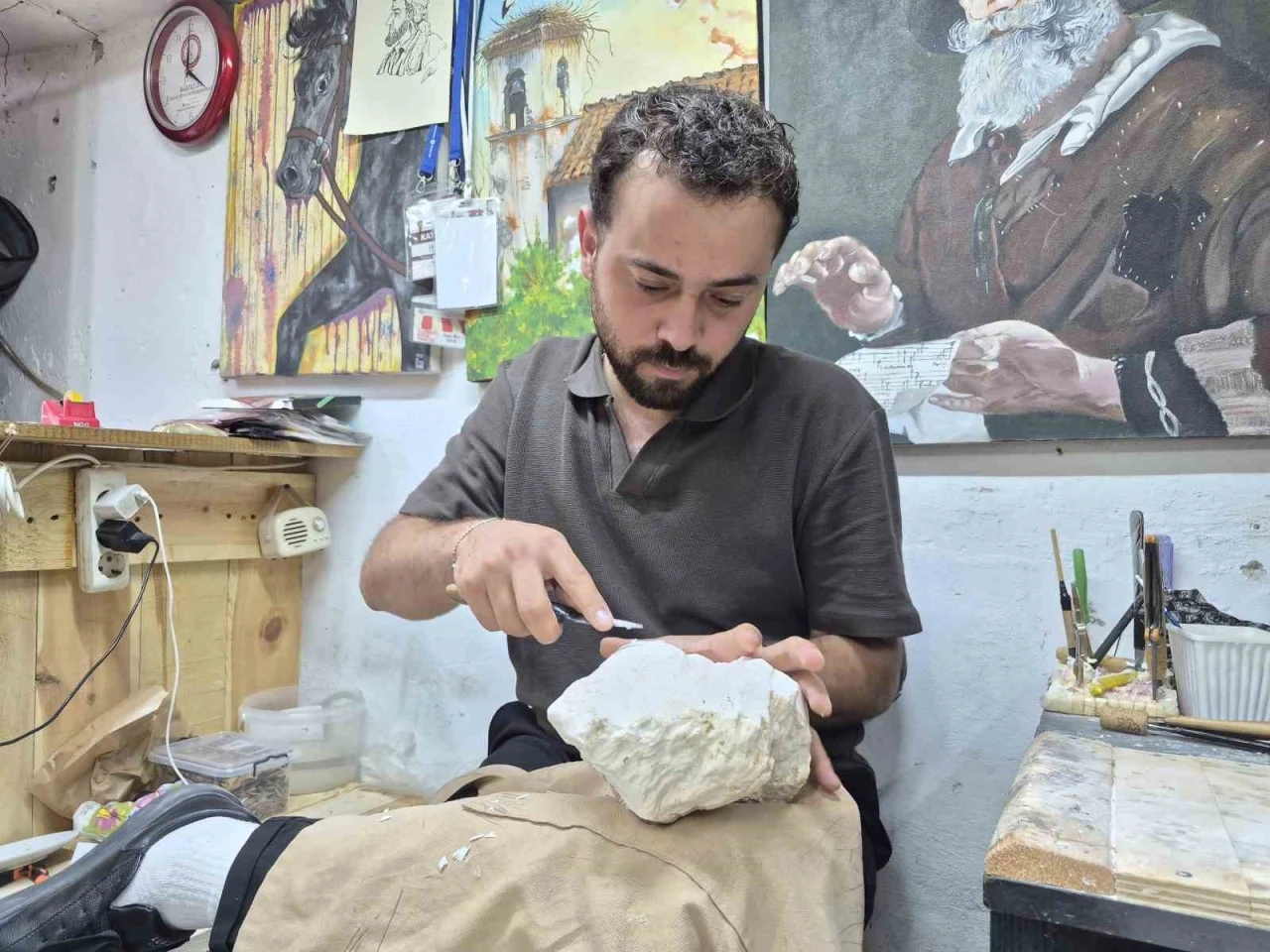 Gen&ccedil; l&uuml;letaşı sanat&ccedil;ısından K&uuml;lt&uuml;r ve Turizm Bakanlığı&rsquo;na &ccedil;ağrı
