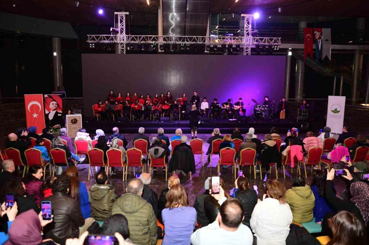 Gen&ccedil; m&uuml;zisyenler, Bursalılara m&uuml;zik ziyafeti sundu
