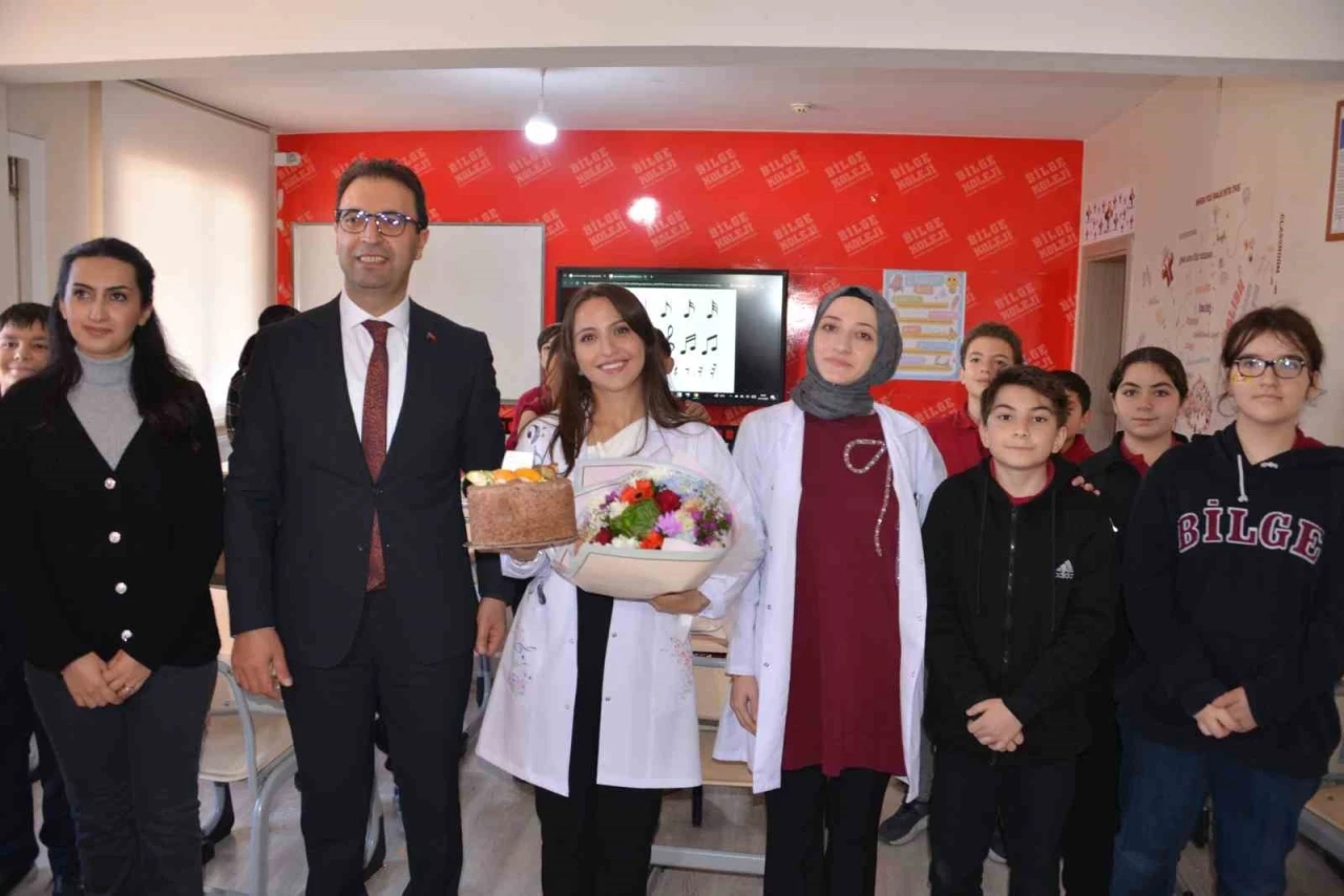 Genç öğretmene anlamlı tören: Müzik Öğretmeni Hacer İçoğlu ilk cübbesini giydi
