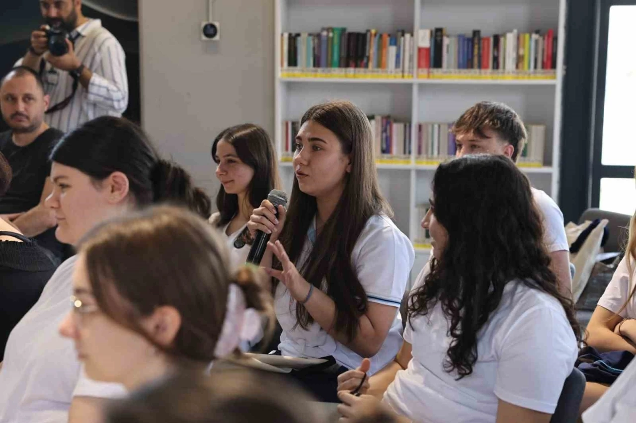 Genç oyuncu, öğrencilere &quot;Hababam Sınıfı&quot;nı okudu
