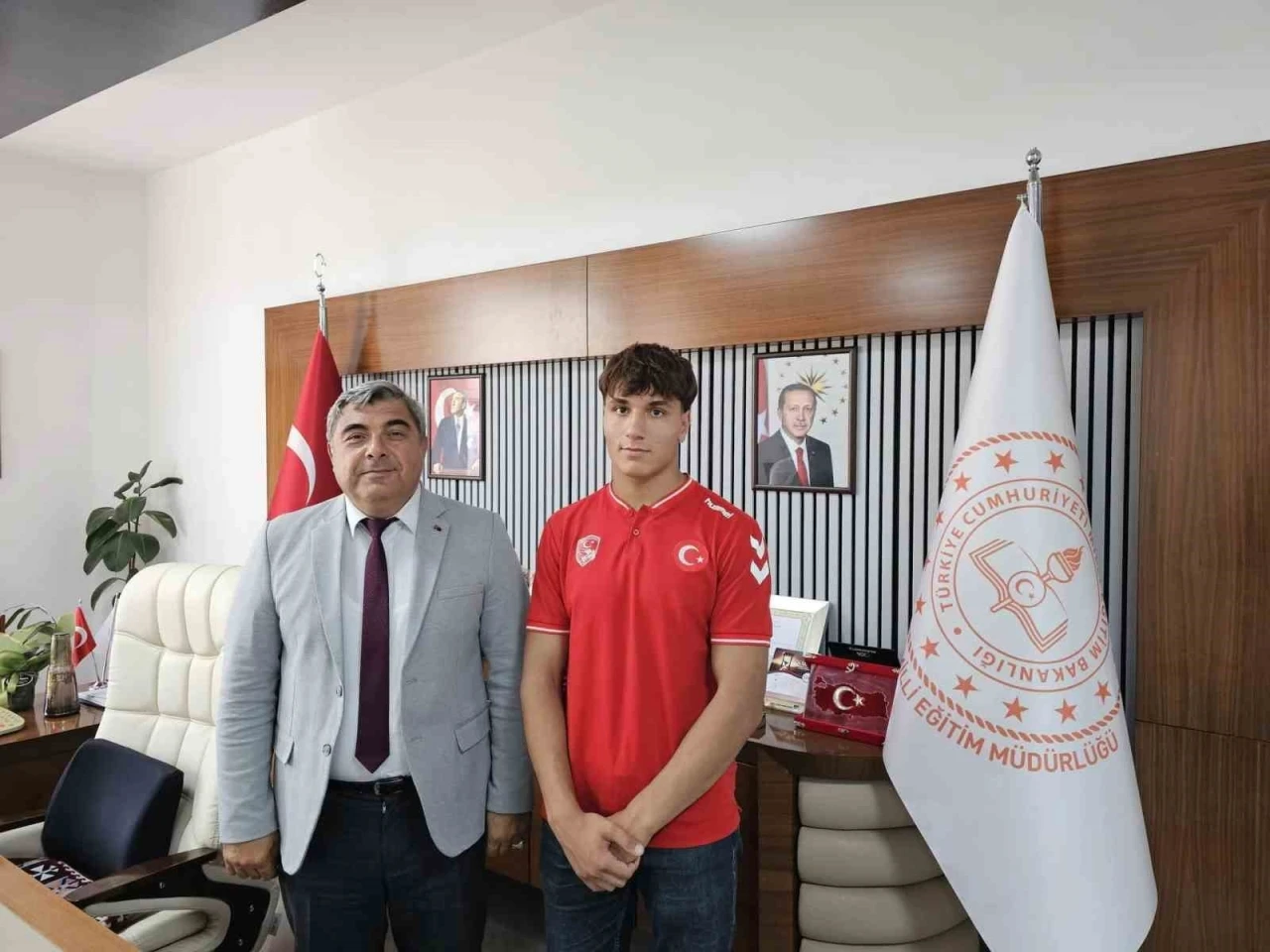 Genç pehlivan başarısını İl Milli Eğitim Müdürüne anlattı
