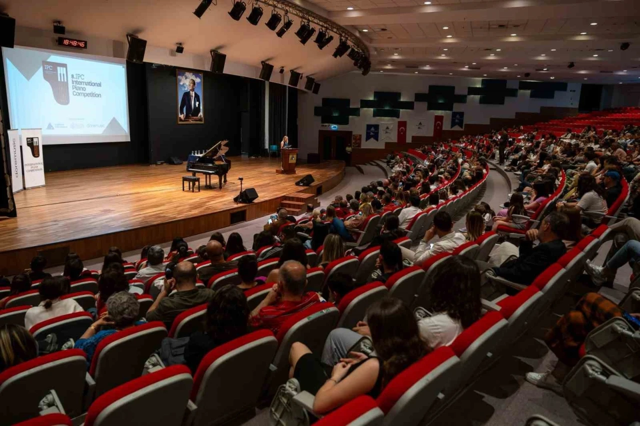Gen&ccedil; piyanist Defne S&ouml;zen&rsquo;den &ccedil;ifte şampiyonluk
