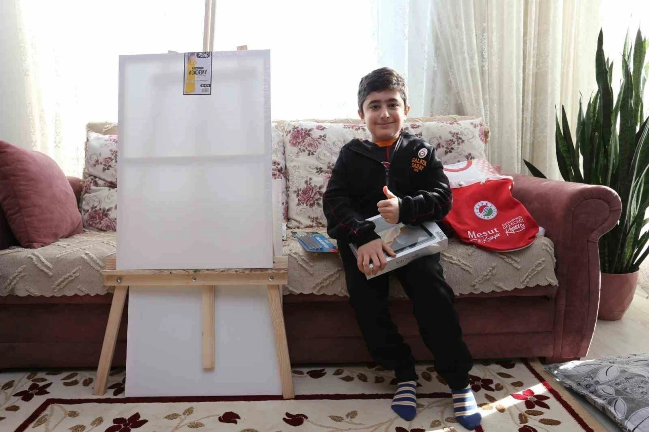 Gen&ccedil; ressamın hayalleri, Engelsiz Sanat Projesi ile renklendi
