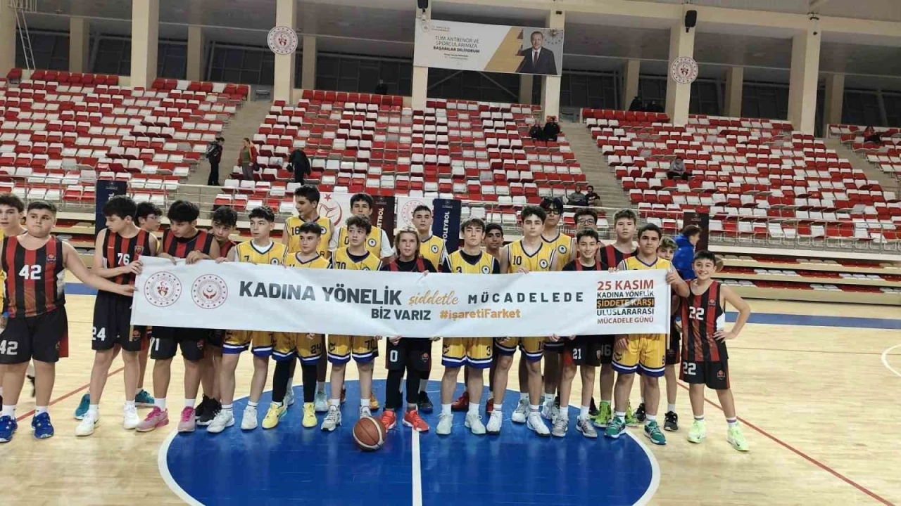 Genç sporculardan kadına şiddetle ilgili anlamlı pankart
