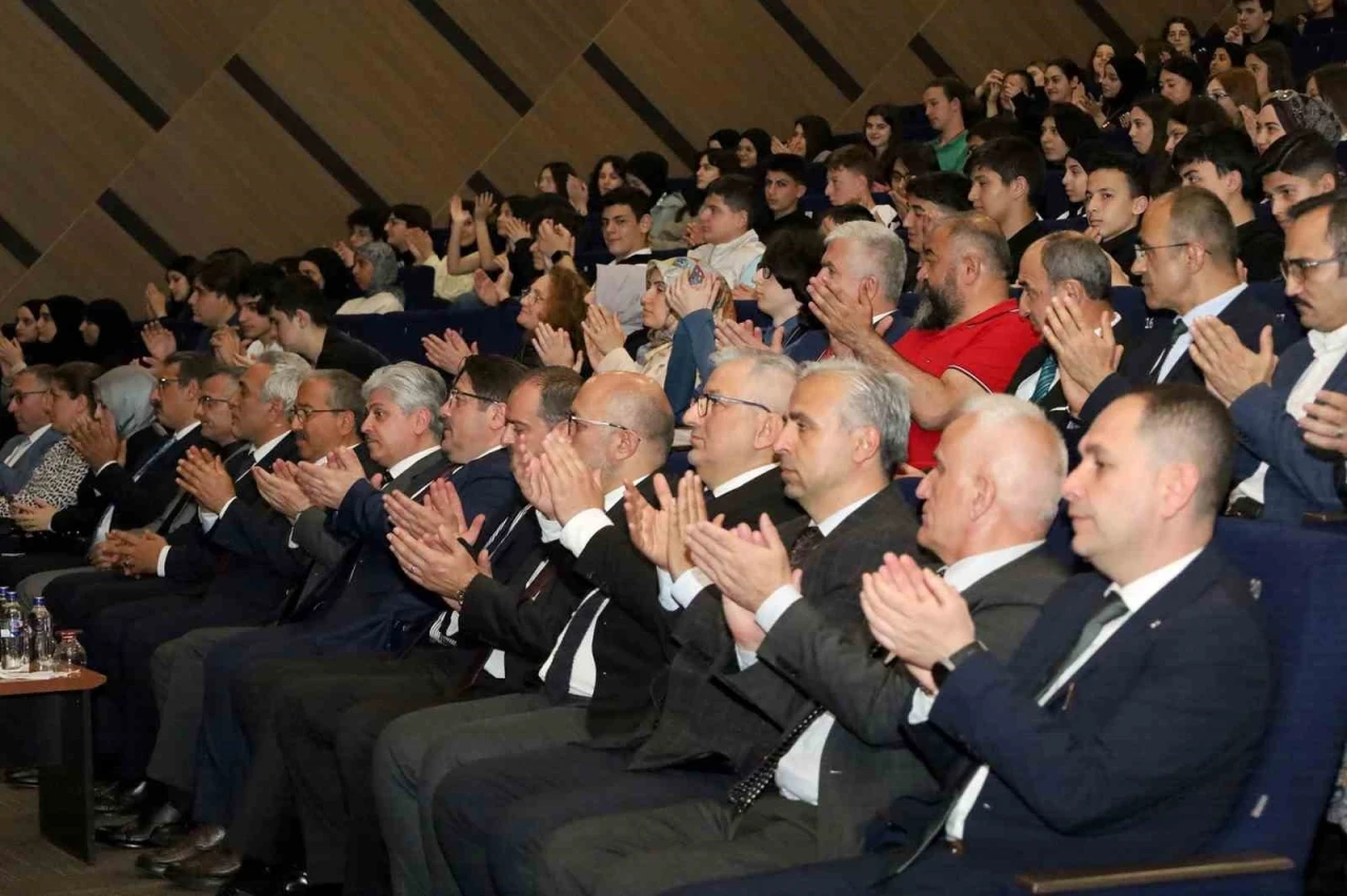 Genç tiyatrocuların sahne aldığı festivalde kazananlar belli oldu
