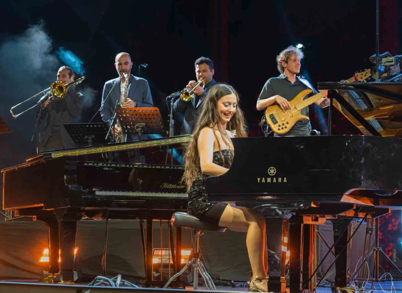 Gen&ccedil; T&uuml;rk M&uuml;zisyen Su Yavuz, T&uuml;rkiye&rsquo;deki ilk konserini verdi
