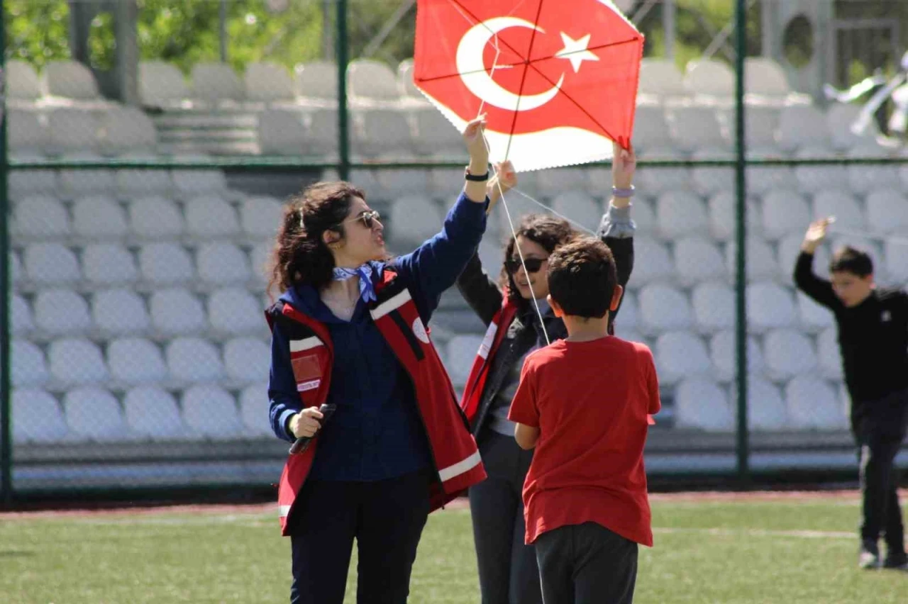 Gençler, çocuklar ve özel bireyler uçurtma şenliğinde buluştu
