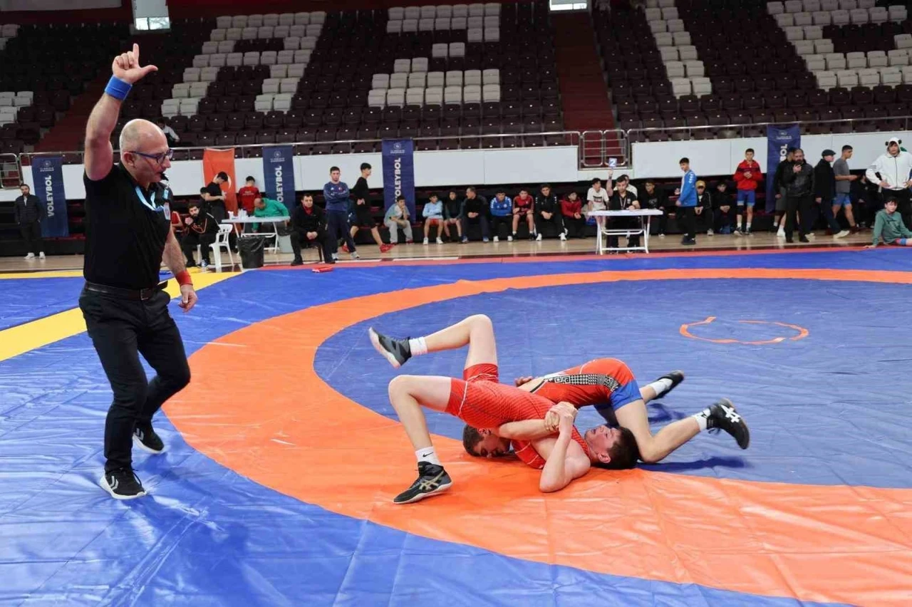 Gen&ccedil;ler G&uuml;reş M&uuml;sabakaları Elazığ&rsquo;da s&uuml;r&uuml;yor
