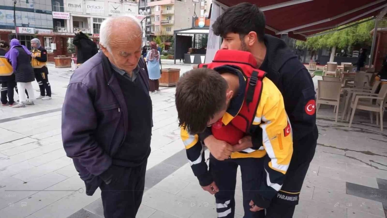 Gençler hayat kurtarmayı öğretti, vatandaşlar uygulamalı ilk yardım dersi aldı

