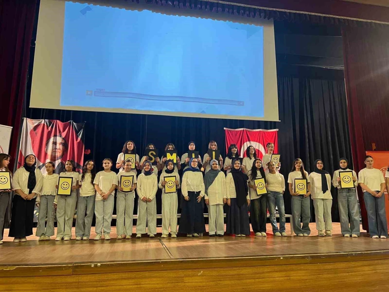 Gen&ccedil;ler İngilizceyi sanatla buluşturdu
