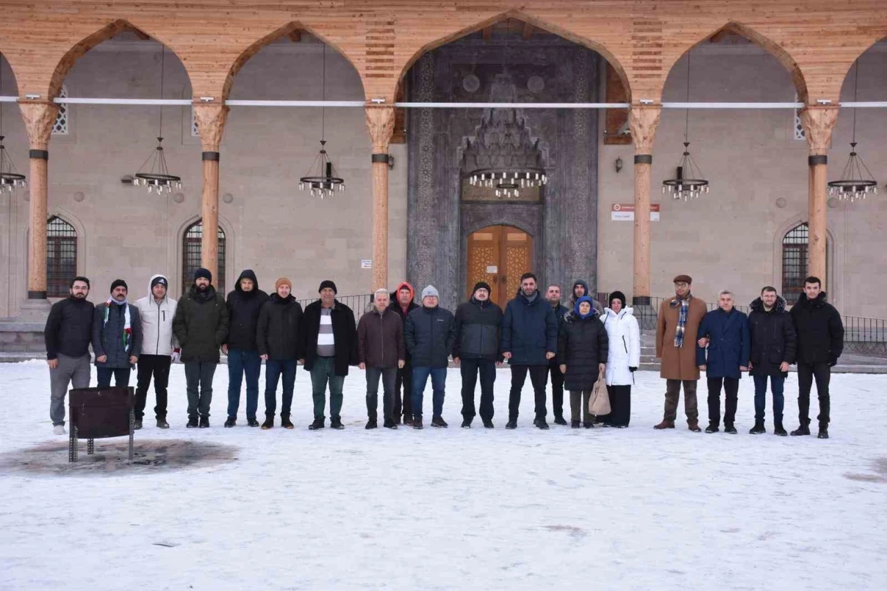 Gen&ccedil;ler sabah namazında bir araya geldi
