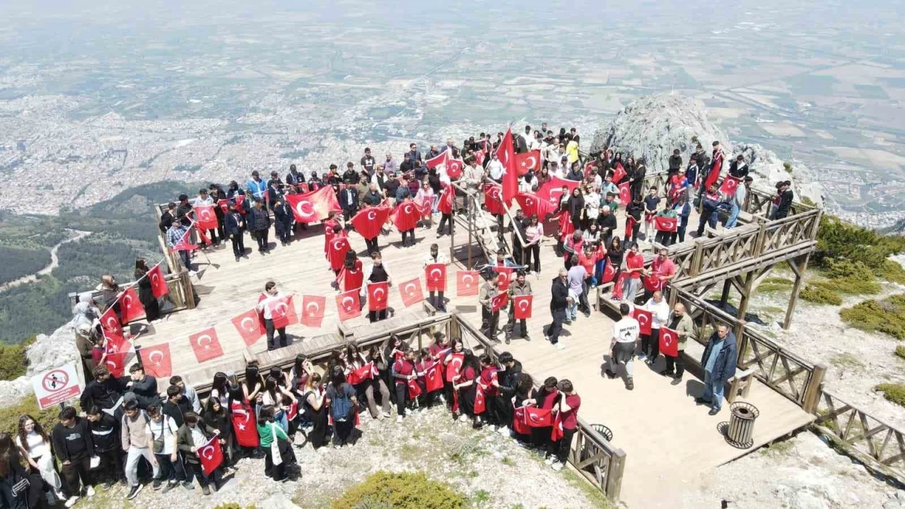Gen&ccedil;ler Spil&rsquo;in zirvesinde ay yıldızlı bayrakla buluştu
