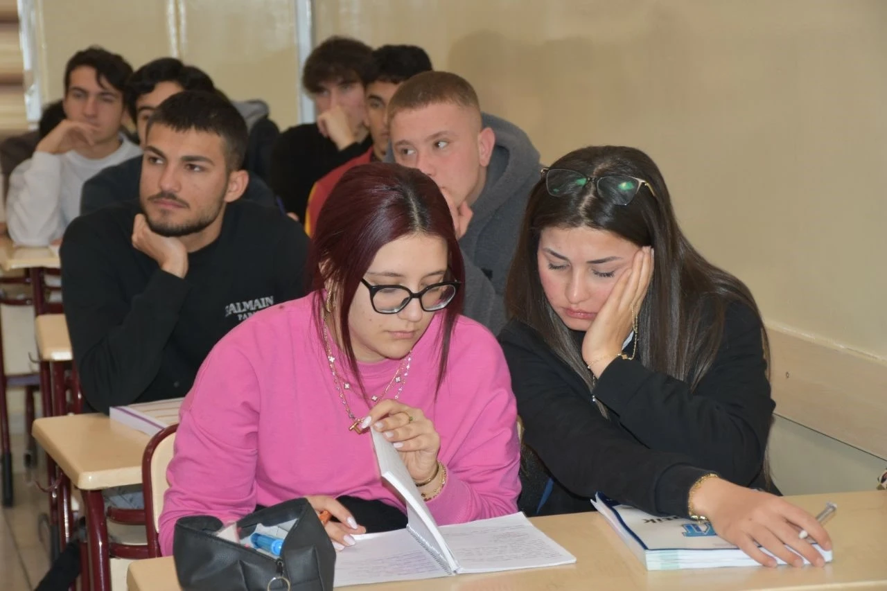 Gen&ccedil;ler &uuml;niversite hayallerine &uuml;cretsiz kavuşuyor
