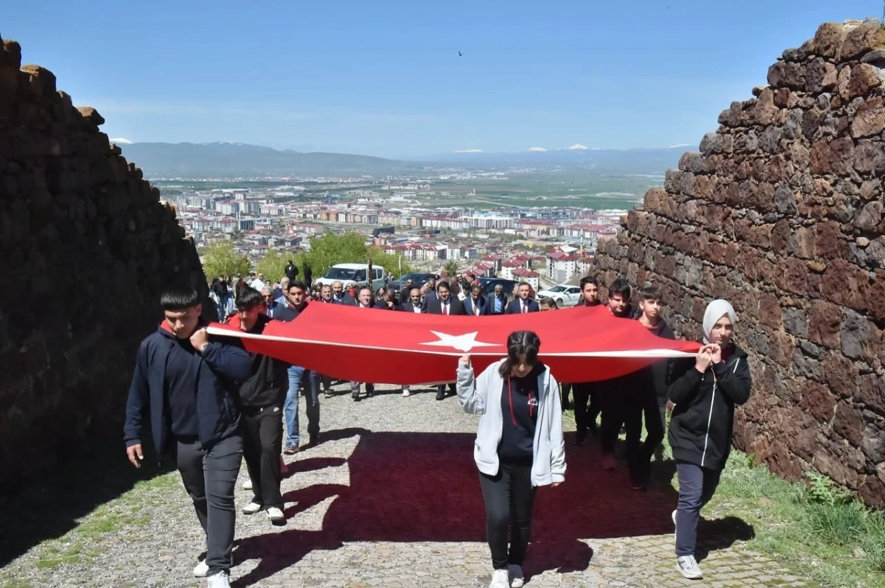 Gençlerden ecdada vefa
