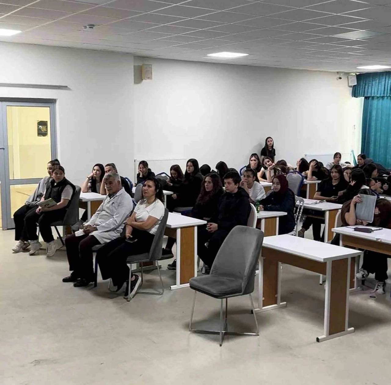 Gençlere bilinçli teknoloji kullanımı eğitimi
