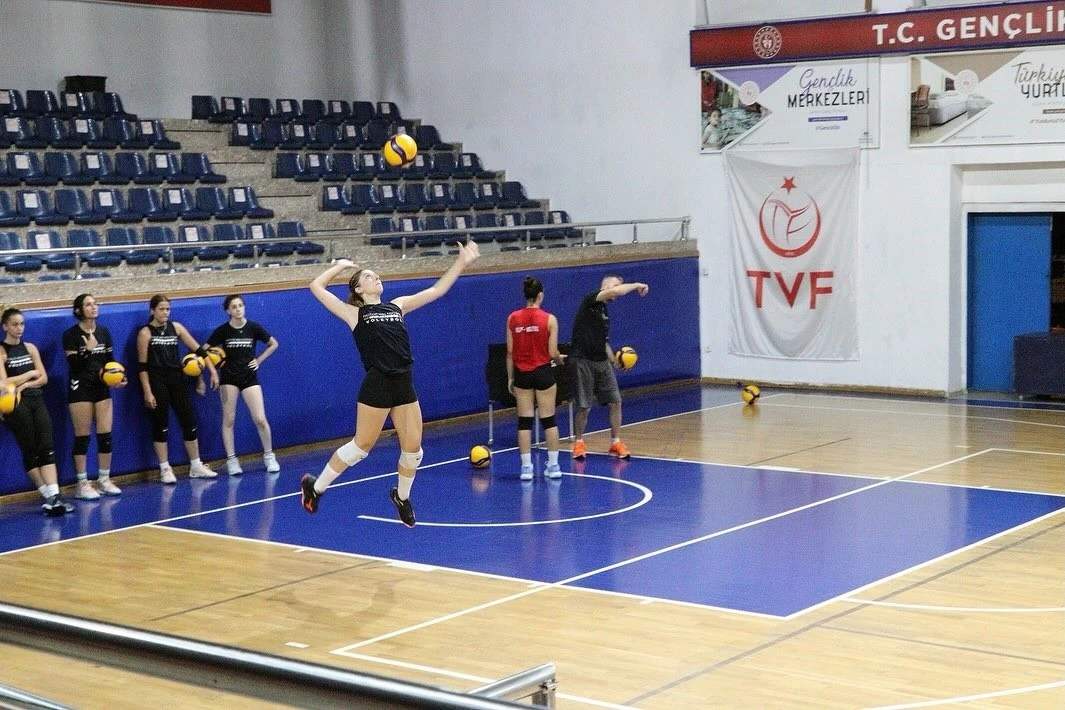 Gençlere örnek özverili sporcular
