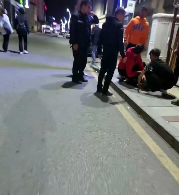 Gen&ccedil;lerin kavgasında kan aktı, bı&ccedil;aklanan 3 kişi yaralandı
