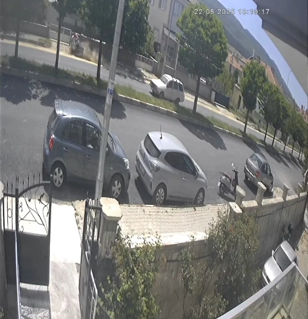 Gençlerin yaralandığı motosiklet kazası güvenlik kamerasında
