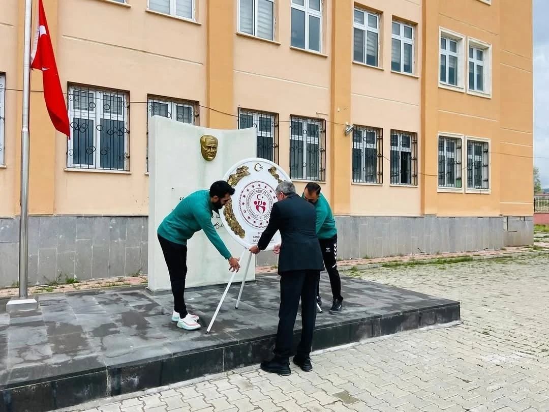 Gençlik haftası coşkusu çelenk sunma töreni ile başladı
