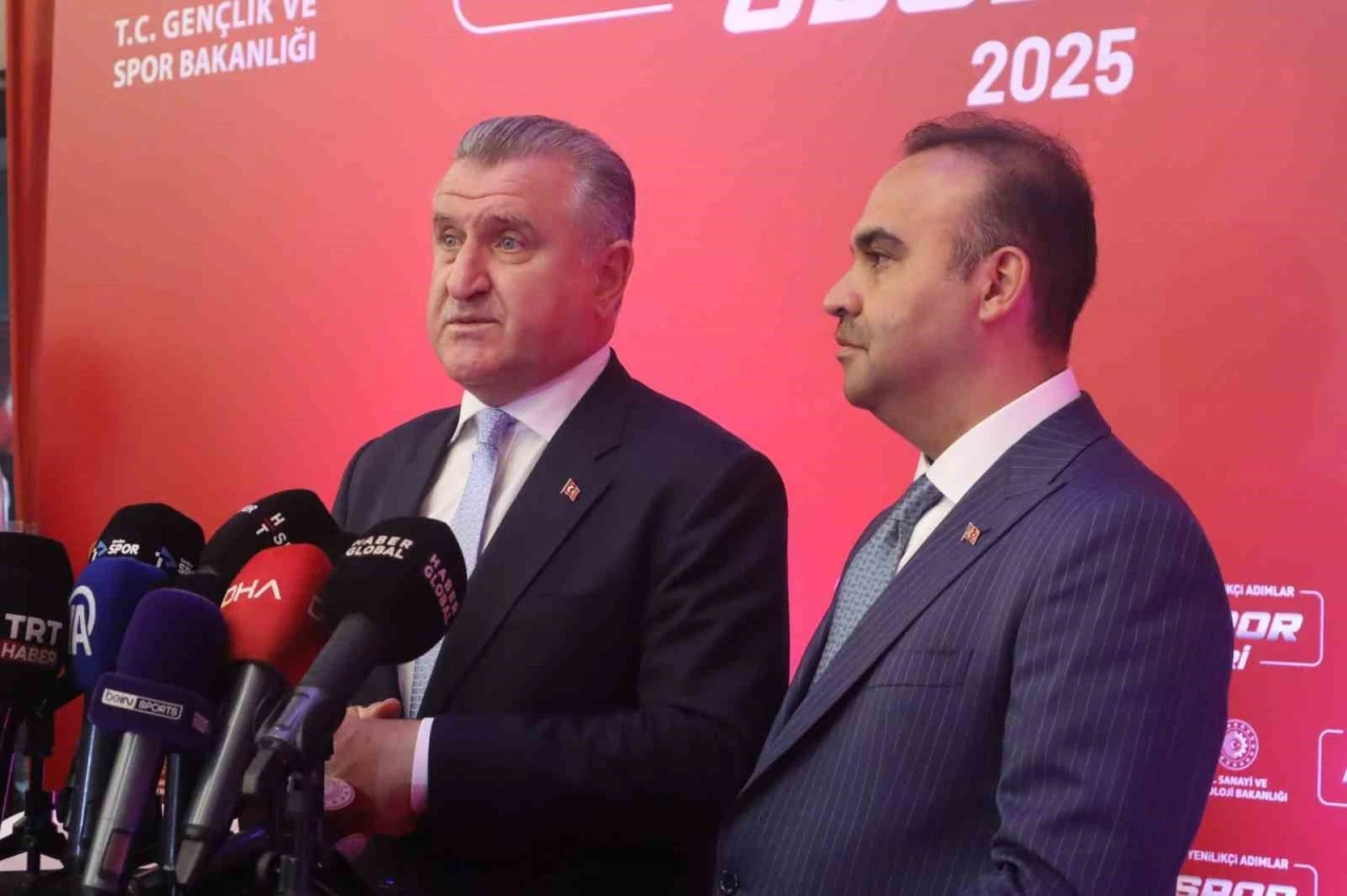 Gençlik ve Spor Bakanı Bak ile Sanayi ve Teknoloji Bakanı Kacır, &quot;Bigg Spor Ödülleri&quot; törenine katıldı
