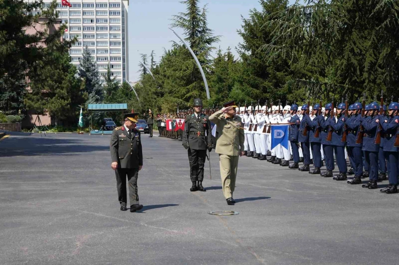 Genelkurmay Başkanı Orgeneral Bayraktaroğlu, Pakistan Savunma Kuvvetleri Komutanı Munir ile g&ouml;r&uuml;şt&uuml;

