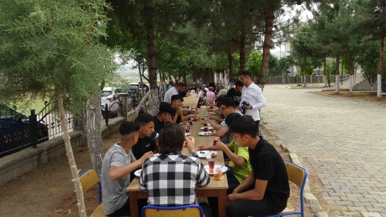 Gercüş Kaymakamı öğrencilerle kahvaltıda bir araya geldi
