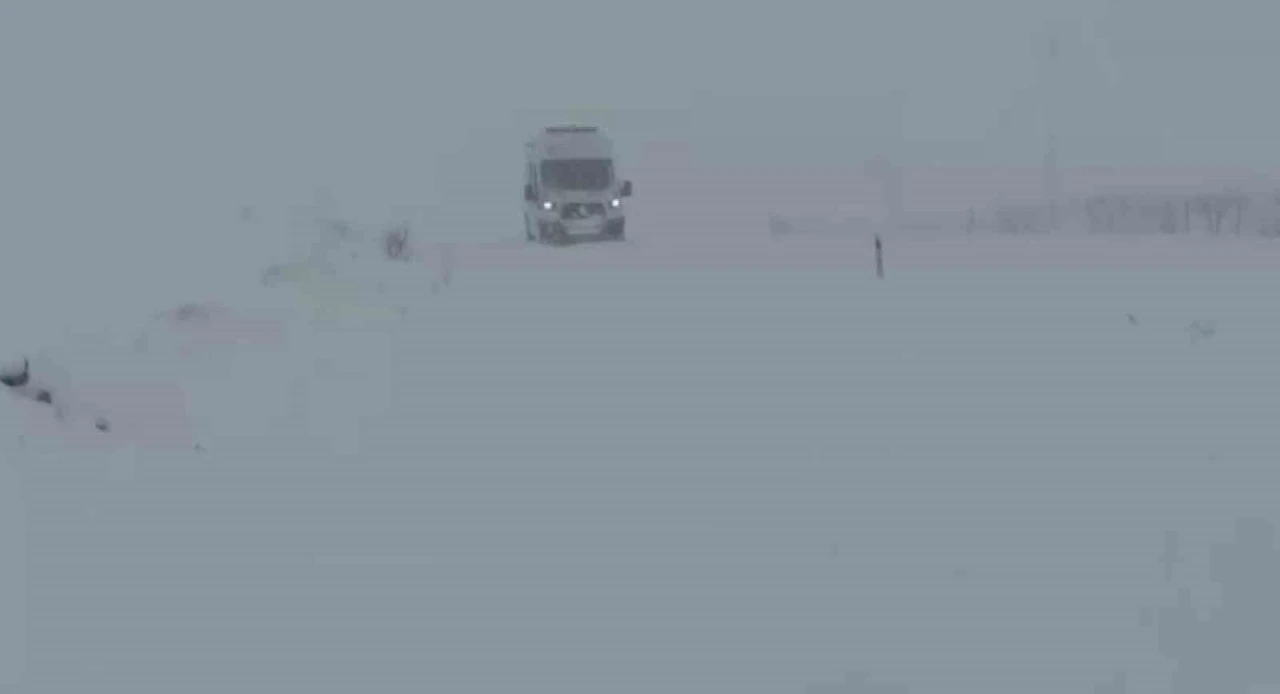 Gerc&uuml;ş&rsquo;te karda mahsur kalan ambulansa İl &Ouml;zel İdare ekibi yetişti
