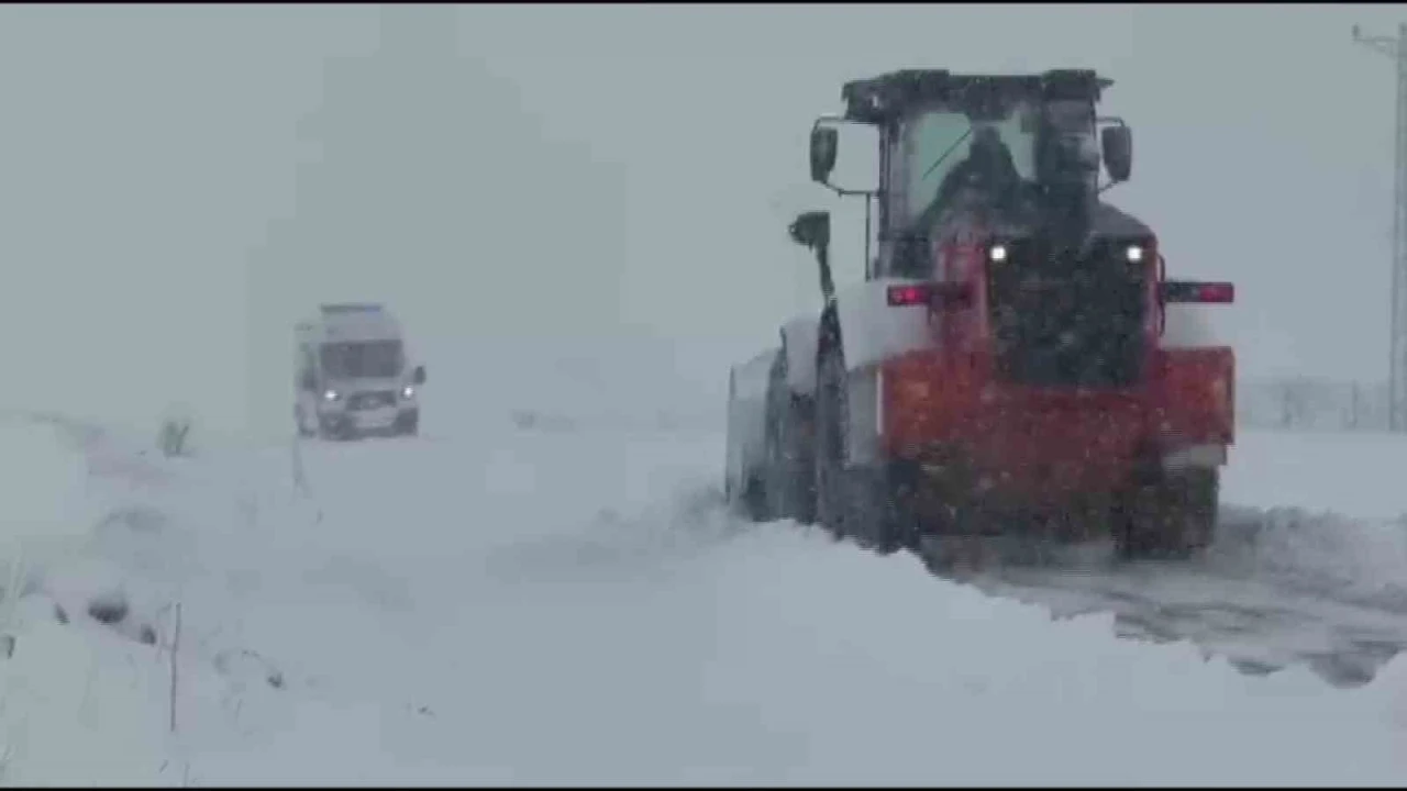 Gerc&uuml;ş&rsquo;te kardan kapanan 45 k&ouml;y yolu ulaşıma a&ccedil;ıldı
