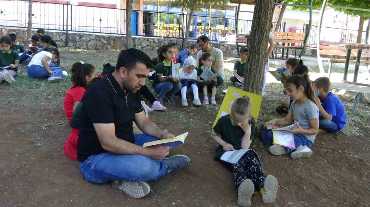 Gercüş’te öğrenciler anne, baba ve öğretmenleriyle kitap okudu
