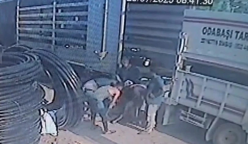 Geri manevra yapan kamyon ile tırın arasında sıkıştı
