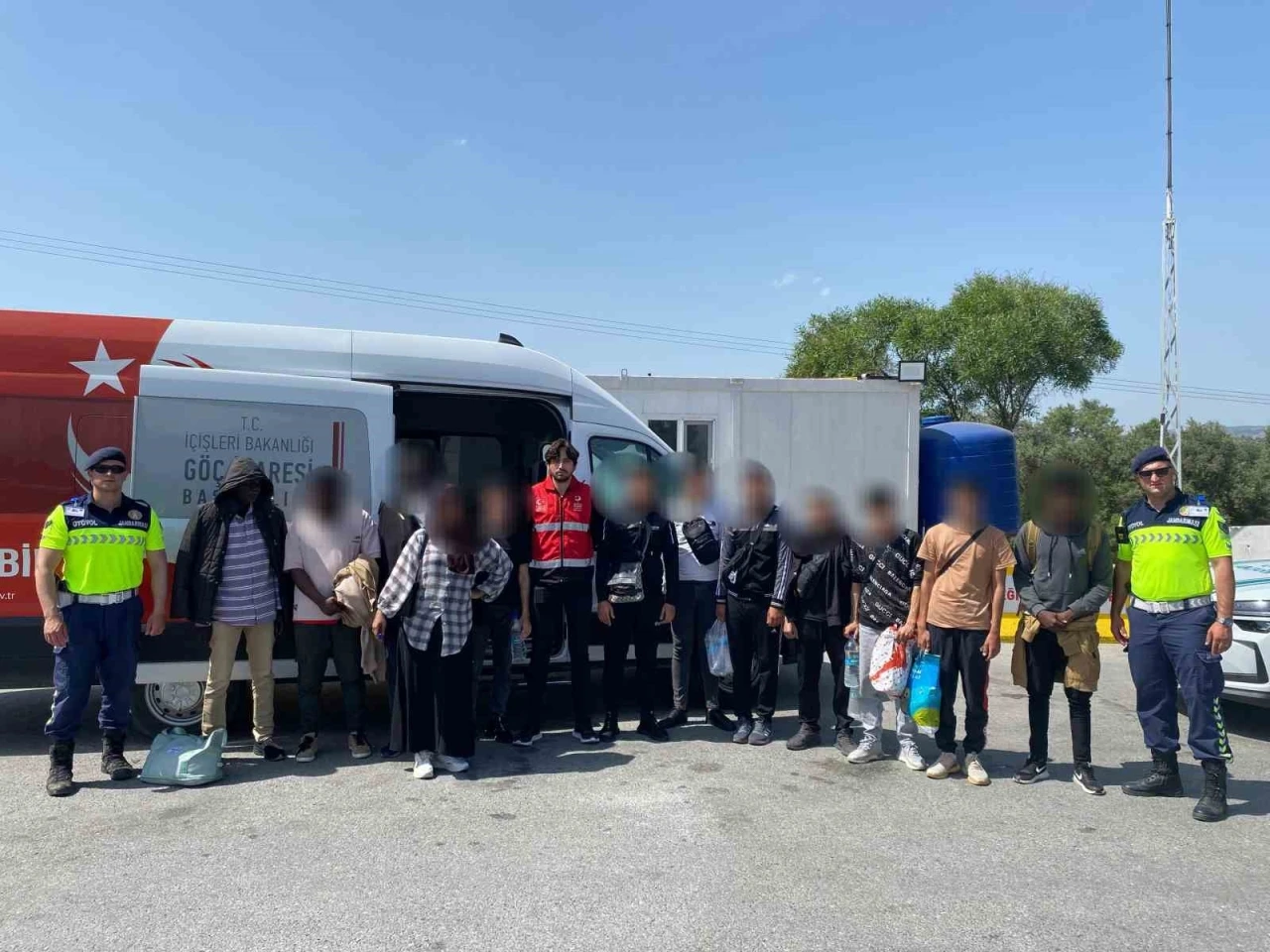 Germencik’te 21 düzensiz göçmen, 2 organizatör yakalandı
