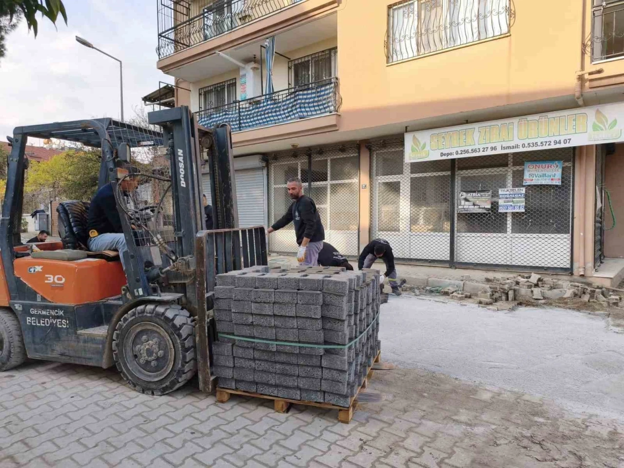 Germencik&rsquo;te belediye ekiplerinin &ccedil;alışmaları devam ediyor
