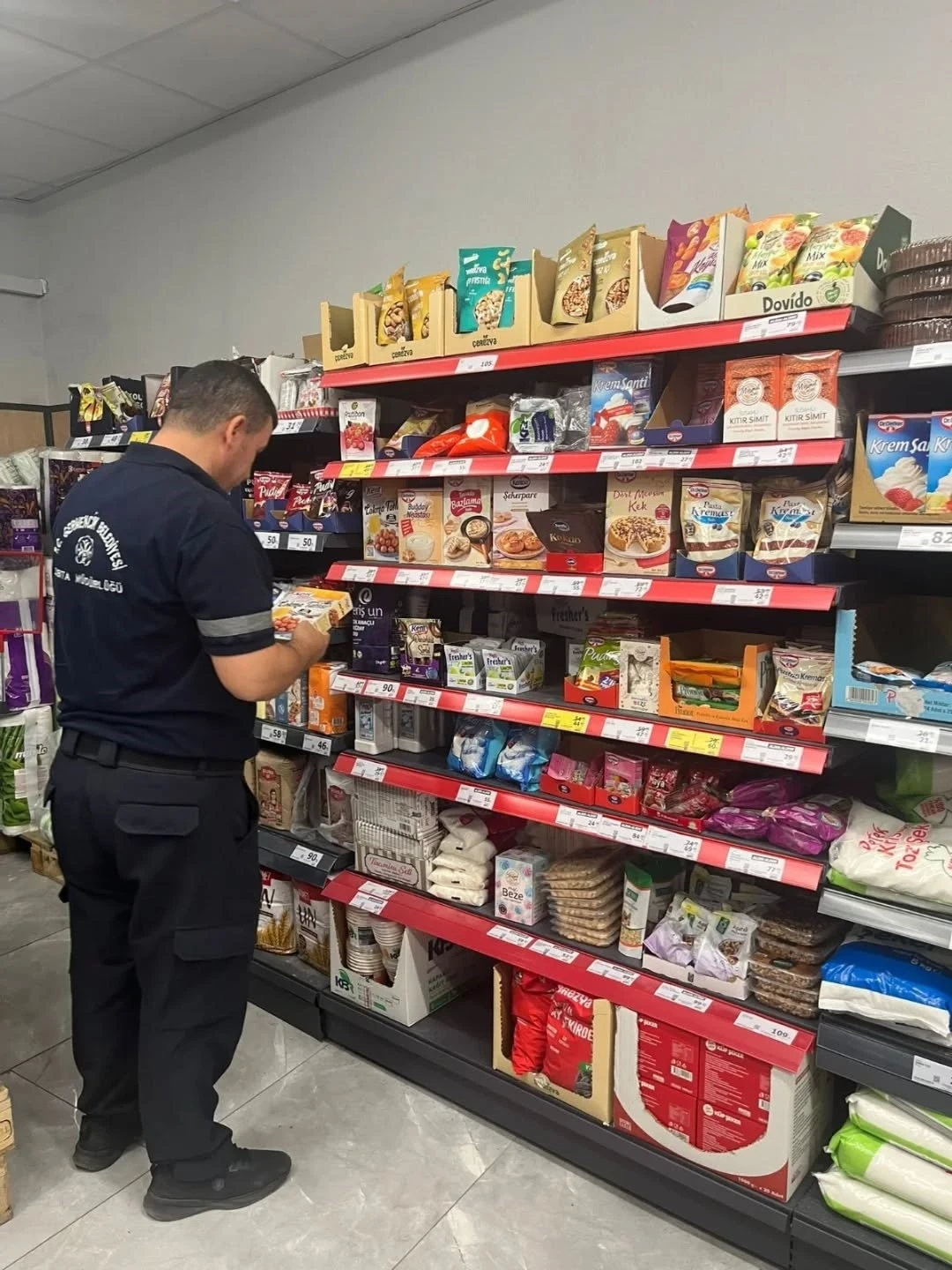 Germencik&rsquo;te zabıta ekipleri marketlerde etiket ve son kullanma tarihi kontrol&uuml; yaptı
