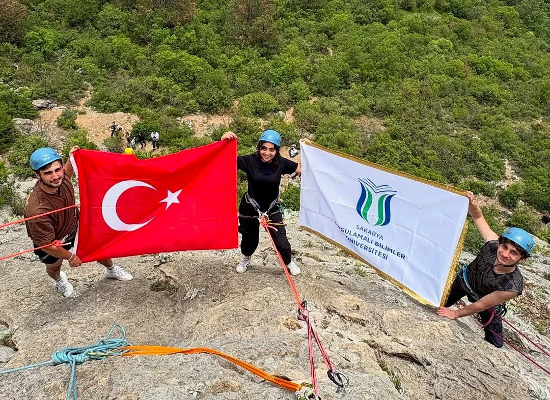 Geyve’de kaya tırmanışı yaptılar
