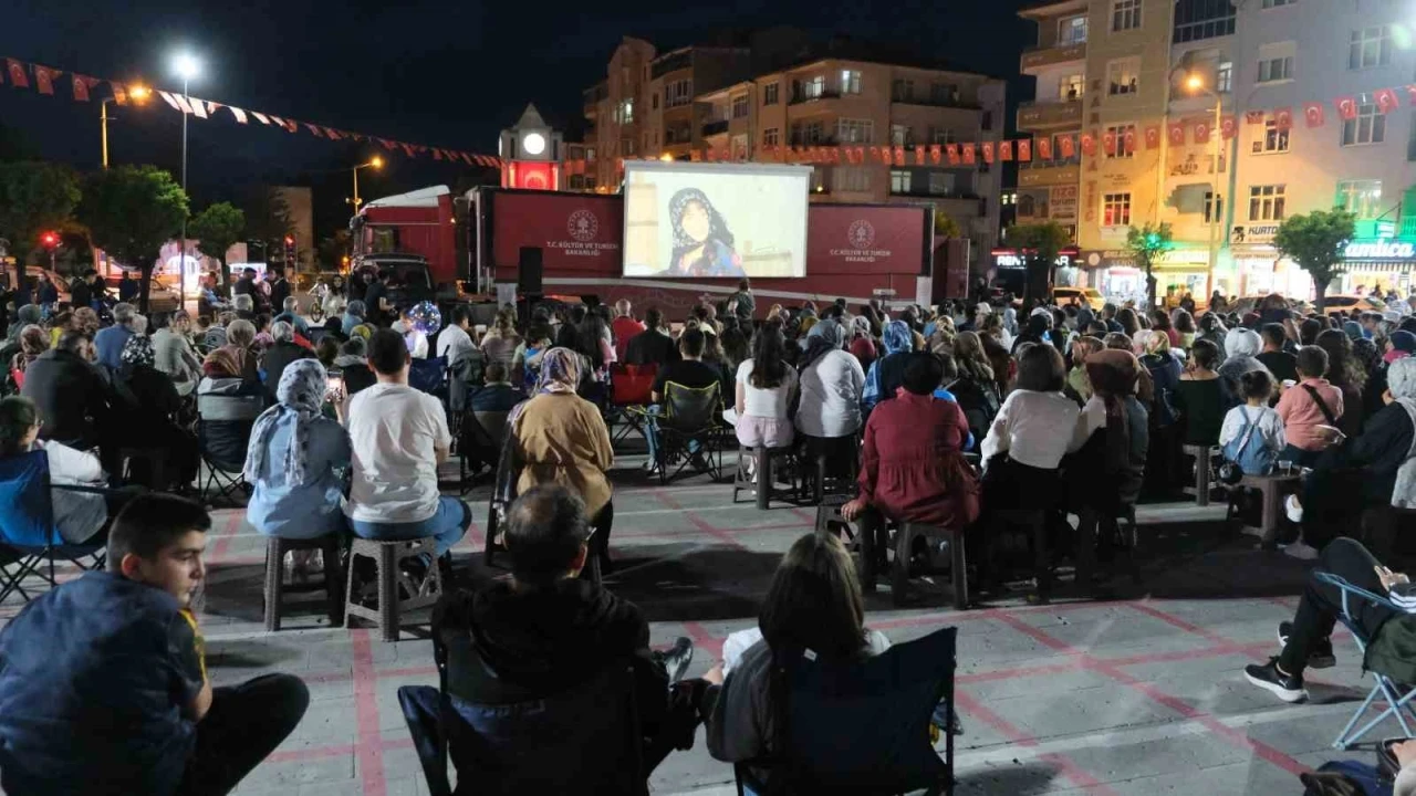 Gezen sinema tırı, Karamanlılarla buluştu